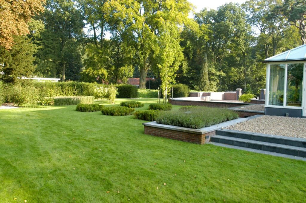 Groen gazon in een villatuin